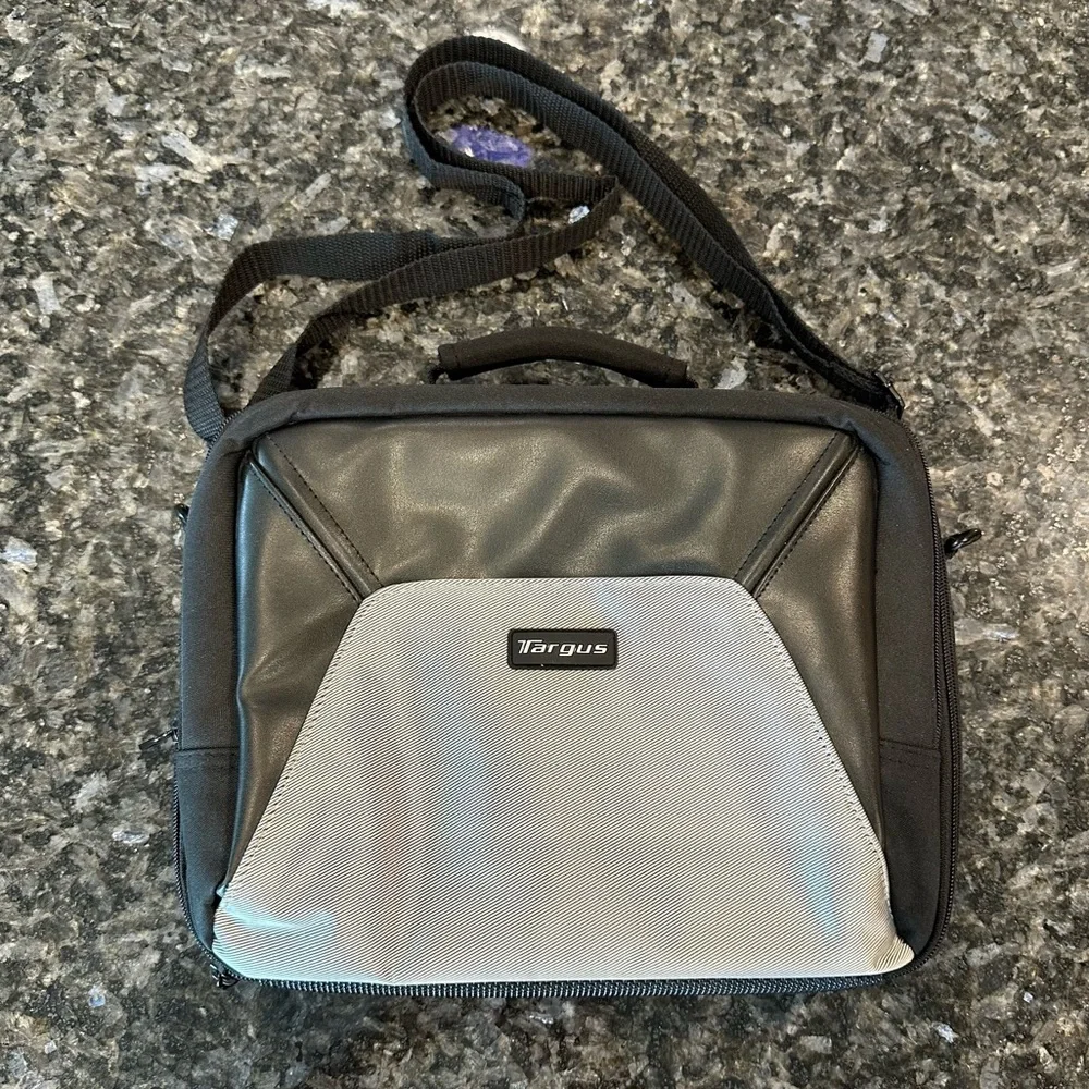 Targus black tablet laptop case
